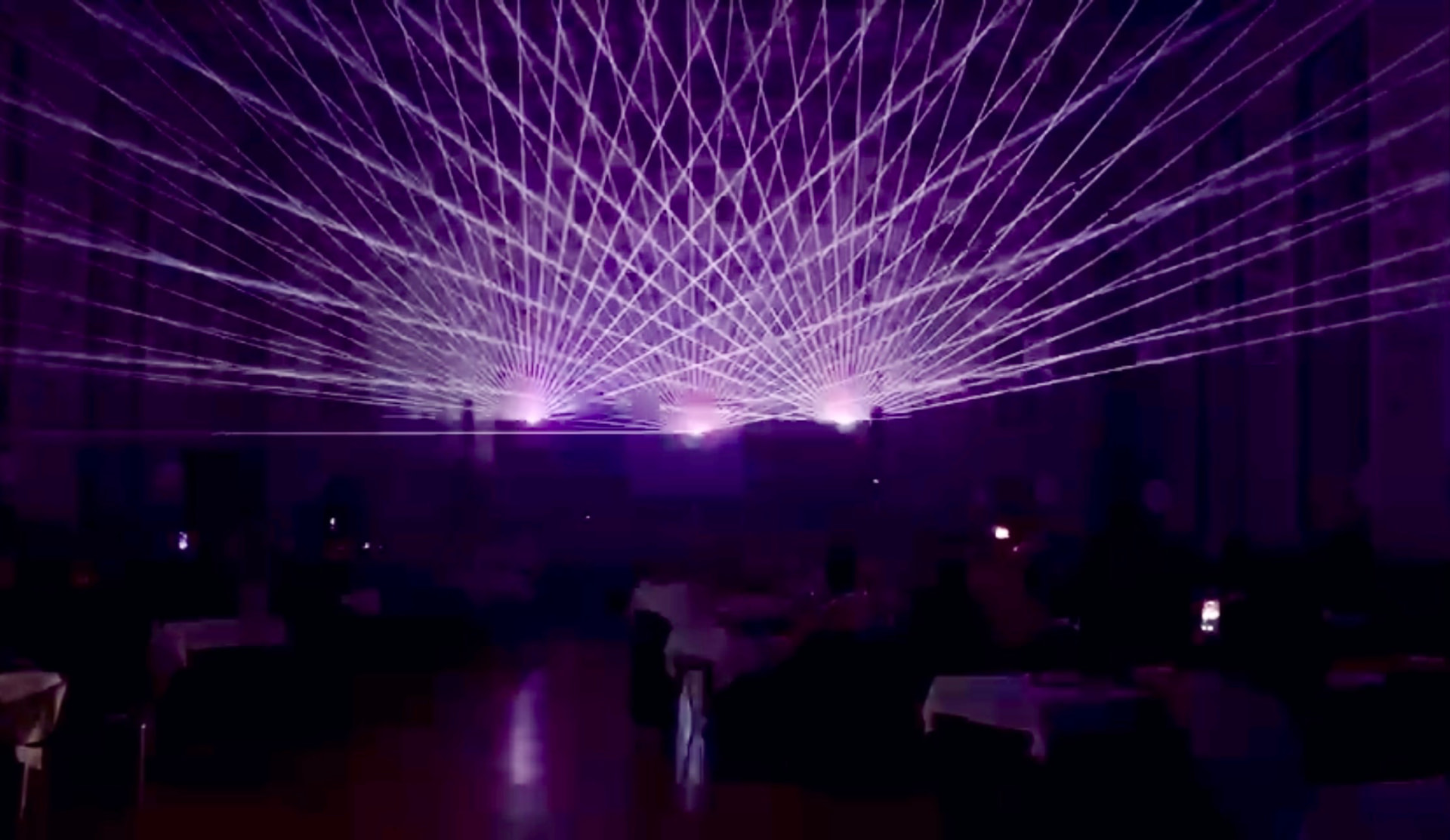 Dramatische Laser-Strahlenkuppel bei einer Feier