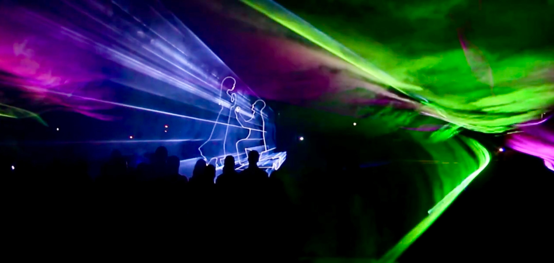 Emotionale Lasershow bei einer Hochzeit mit tanzenden Gästen