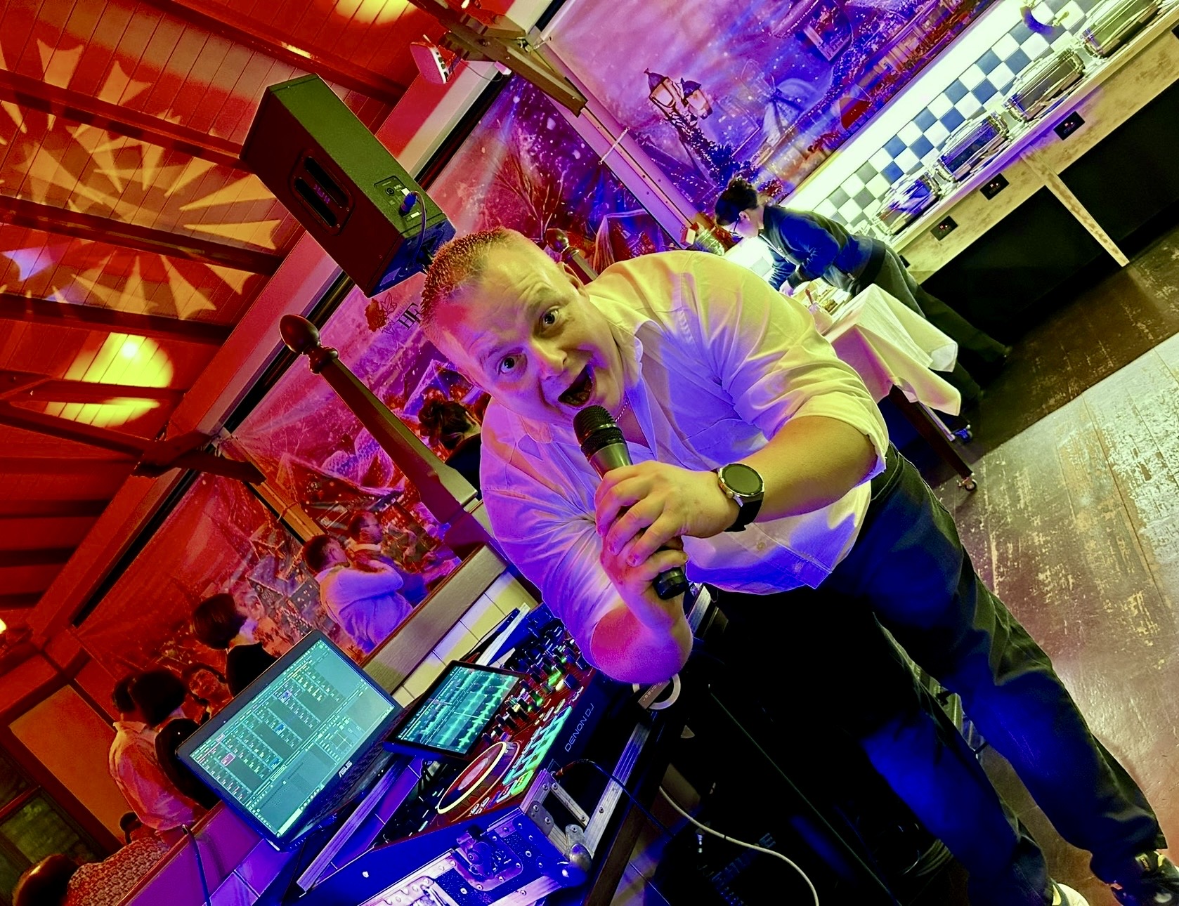 DJ Nic mit Mikrofon bei der Moderation
