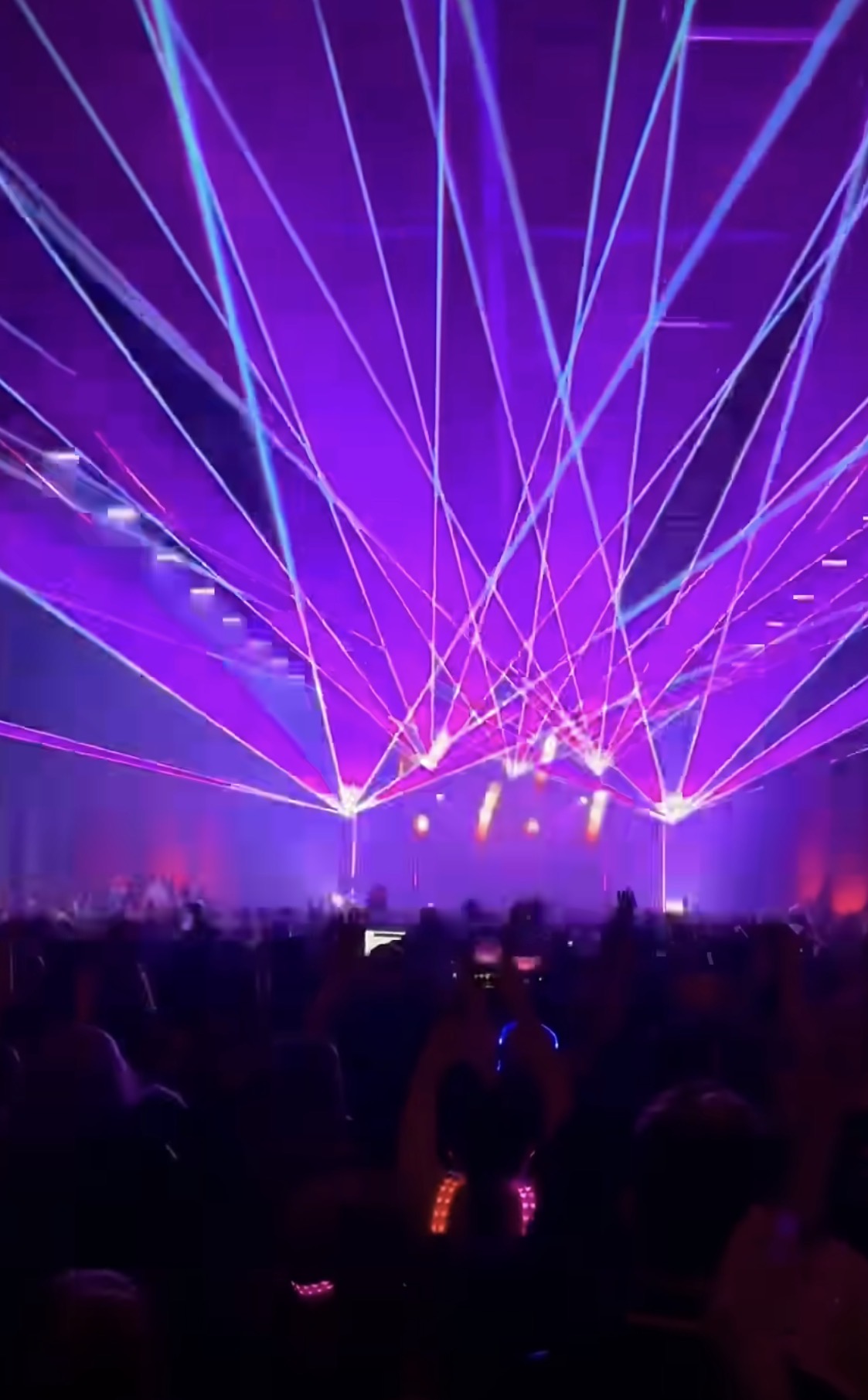 Große Lasershow in einer Halle mit Publikum