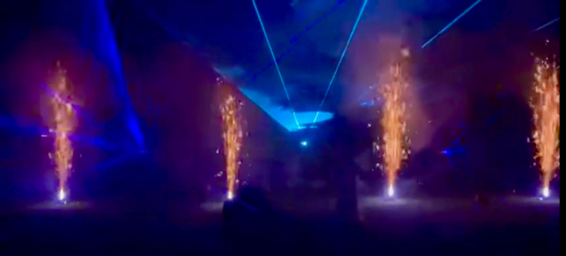 Hochzeitsfeier mit Lasern und Pyrotechnik-Effekten