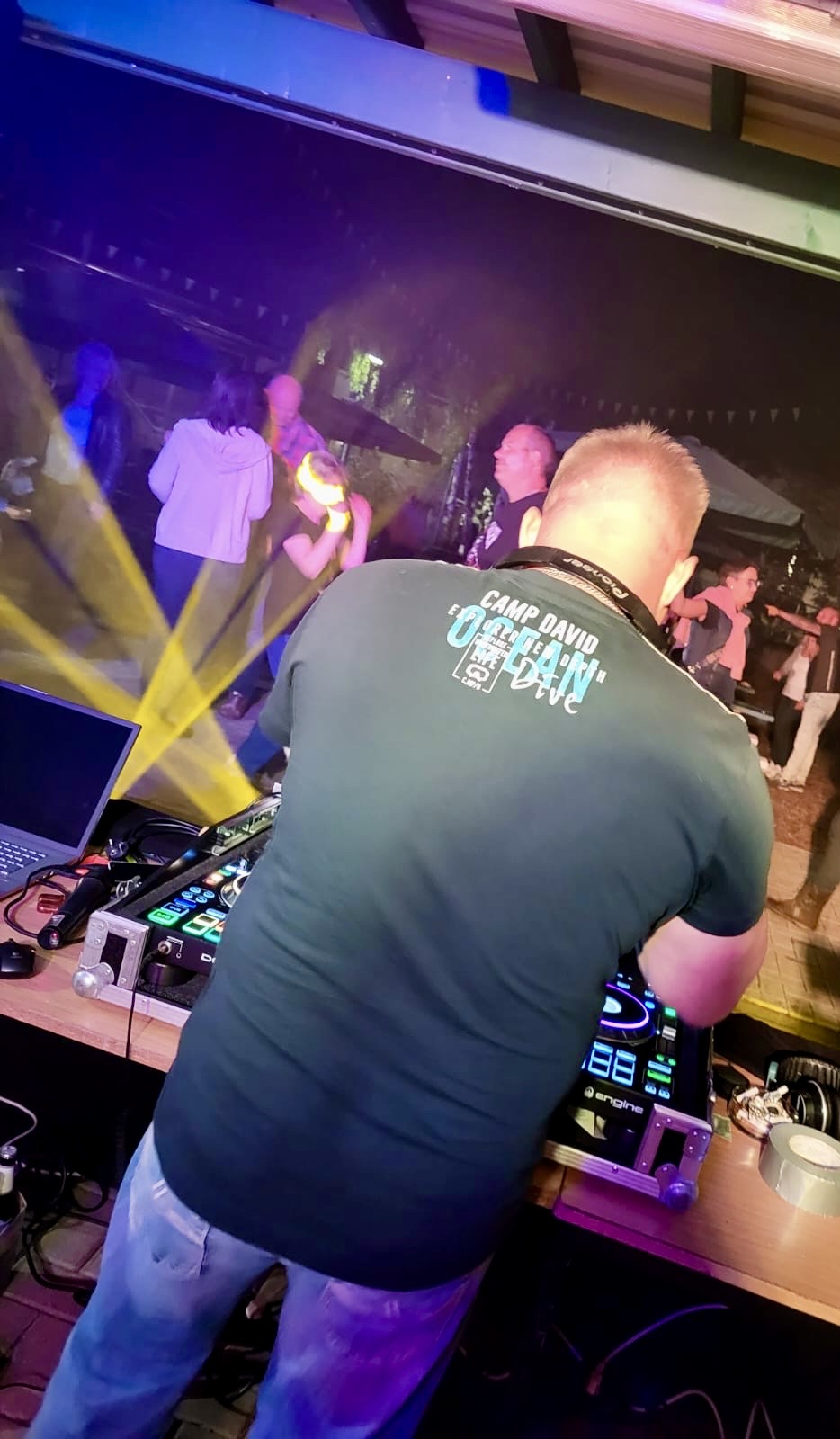 DJ Nic bei einer Open-Air-Veranstaltung