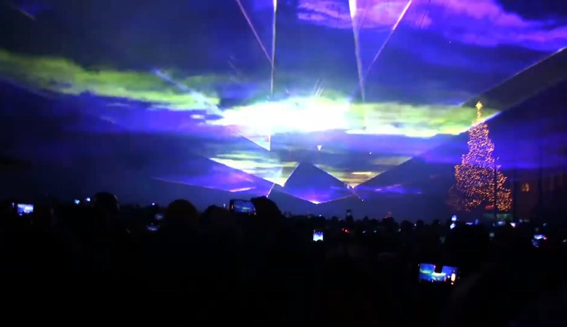 Open-Air-Lasershow mit Projektion über dem Publikum