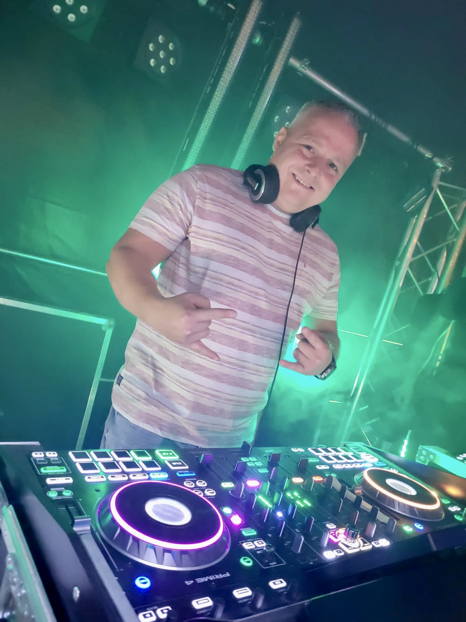 DJ Nic am Pult bei einem Event