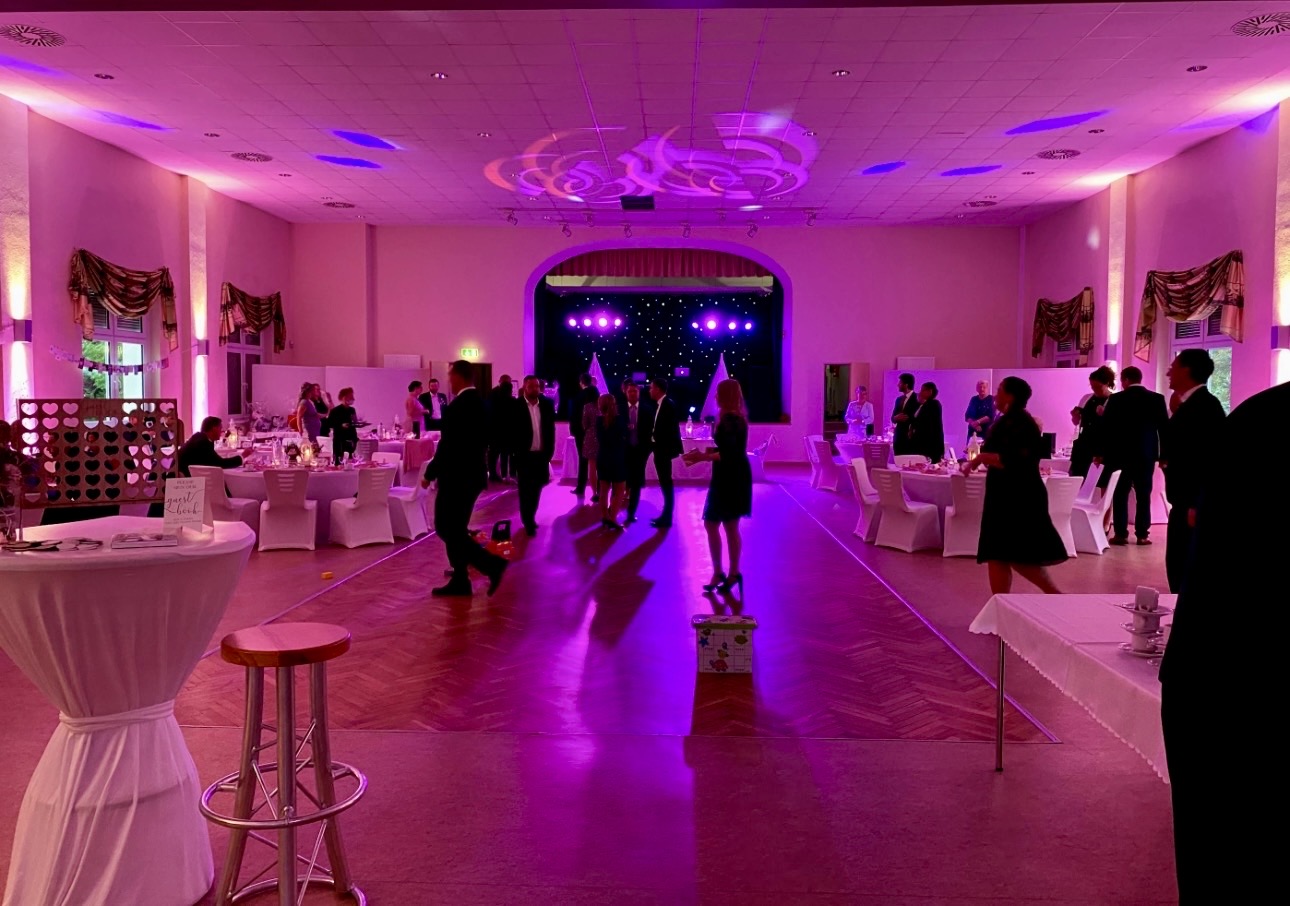 Festsaal in warmem Pink ausgeleuchtet