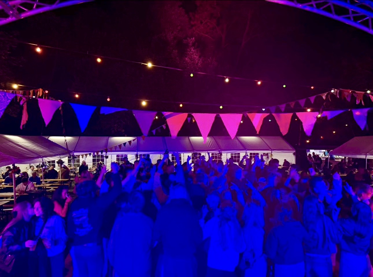 Volles Festzelt bei einem Heimatfest